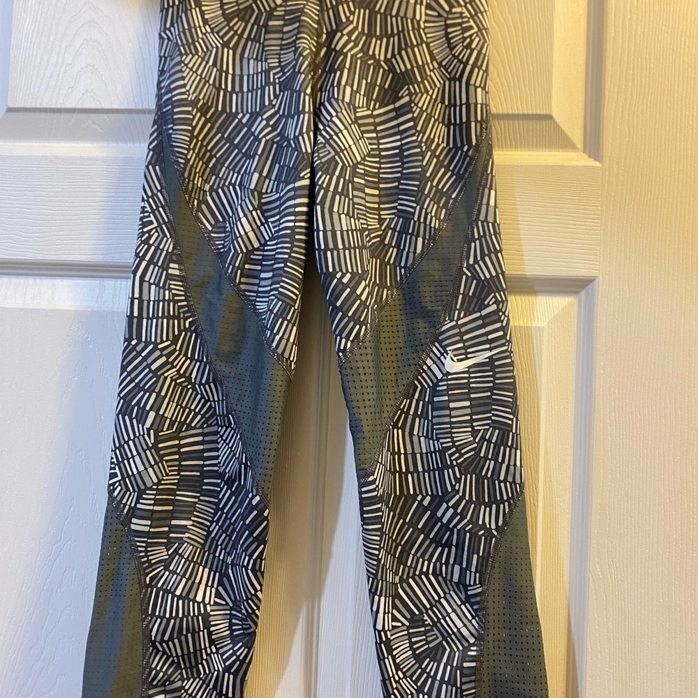 Nike Pro DRI-FIT Crop Leggings in Black and Gray